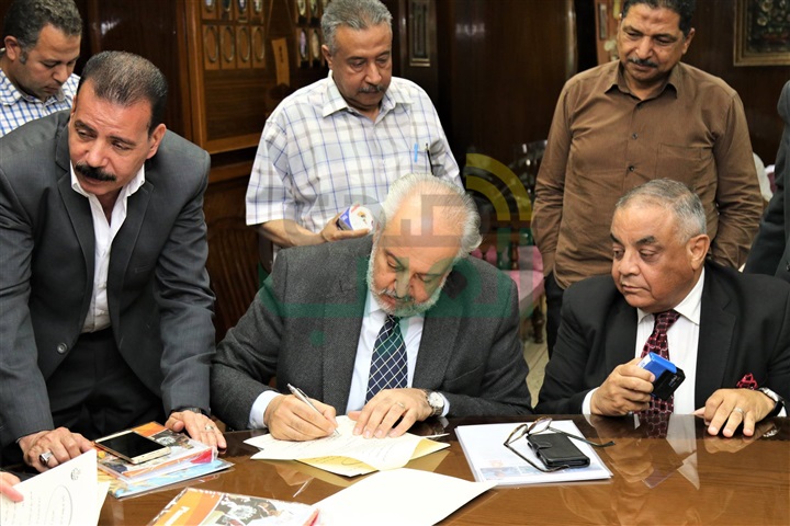 بالصور.. محافظ كفر الشيخ يوقع بروتوكول تعاون مشترك مع وزارة التموين وهيئة "كير" العالمية لتمويل المشروعات