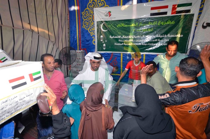 مؤسسة خليفة بن زايد آل نهيان توزع سلال غذائية بحضور أعضاء من سفارة الدولة بالقاهرة