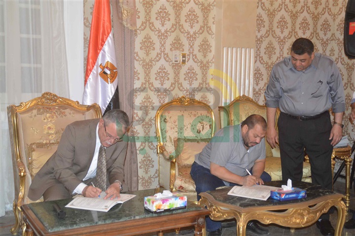 محافظ المنيا يوقع الدفعة الثالثة لعقود تقنين أوضاع أراضي أملاك الدولة 