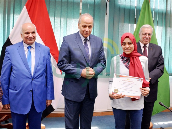 محافظ القليوبية يكرم الطلاب المتفوقين بمدرسة العالمية الدولية ببنها