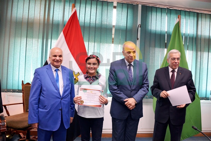 محافظ القليوبية يكرم الطلاب المتفوقين بمدرسة العالمية الدولية ببنها