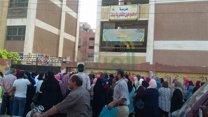 بالصور.. بدء اللجان وتوزيع أوراق أسئلة إمتحانات الثانوية العامة بالقليوبية 