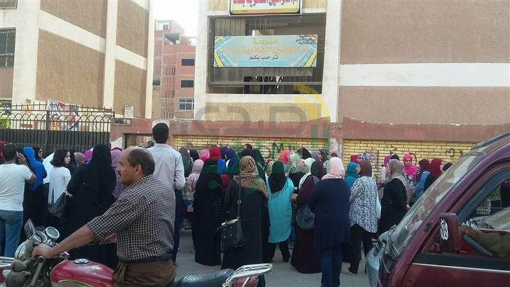 بالصور.. بدء اللجان وتوزيع أوراق أسئلة إمتحانات الثانوية العامة بالقليوبية 
