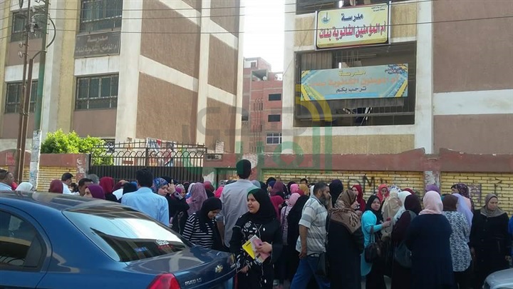 بالصور.. الأهالي ينتظرون زويهم أمام لجان امتحانات الثانوية العامة بالقليوبية 