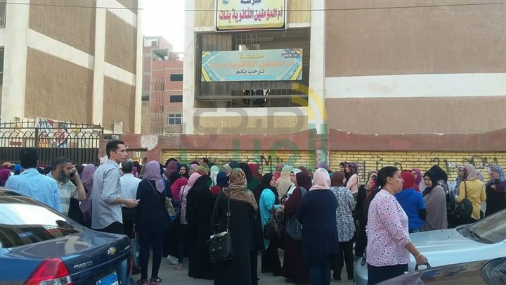 بالصور.. الأهالي ينتظرون زويهم أمام لجان امتحانات الثانوية العامة بالقليوبية 
