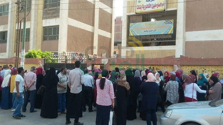 بالصور.. الأهالي ينتظرون زويهم أمام لجان امتحانات الثانوية العامة بالقليوبية 