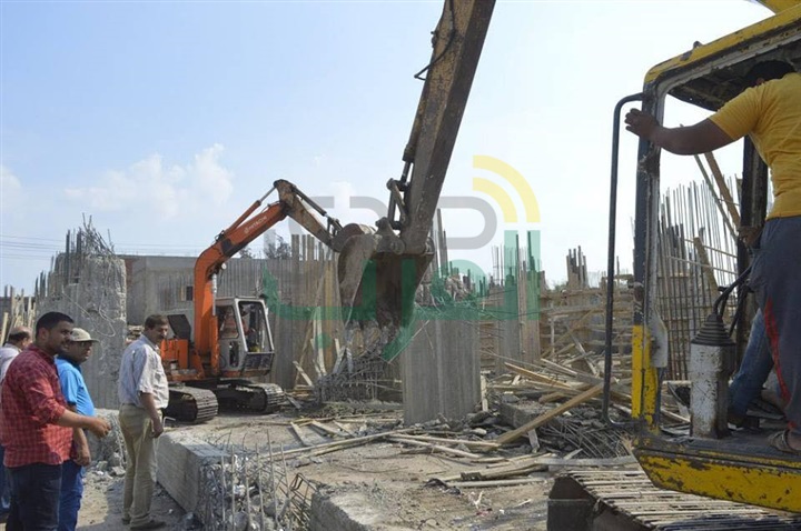 بالصور.. إزالة قواعد برج سكني تحت الإنشاء على مساحة 17 قيراط بكفر الشيخ