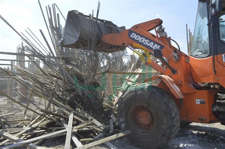 بالصور.. إزالة قواعد برج سكني تحت الإنشاء على مساحة 17 قيراط بكفر الشيخ