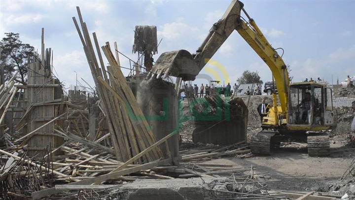 بالصور.. إزالة قواعد برج سكني تحت الإنشاء على مساحة 17 قيراط بكفر الشيخ
