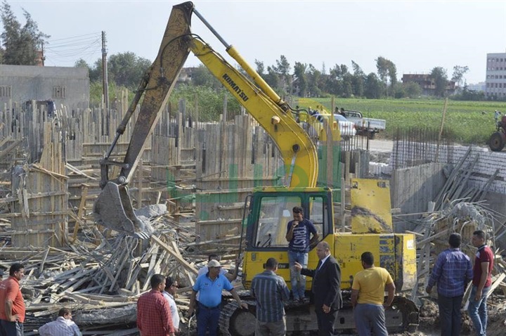 بالصور.. إزالة قواعد برج سكني تحت الإنشاء على مساحة 17 قيراط بكفر الشيخ