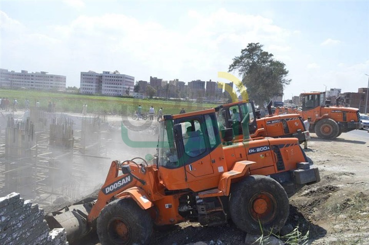 بالصور.. إزالة قواعد برج سكني تحت الإنشاء على مساحة 17 قيراط بكفر الشيخ