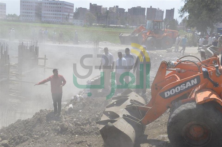 بالصور.. إزالة قواعد برج سكني تحت الإنشاء على مساحة 17 قيراط بكفر الشيخ