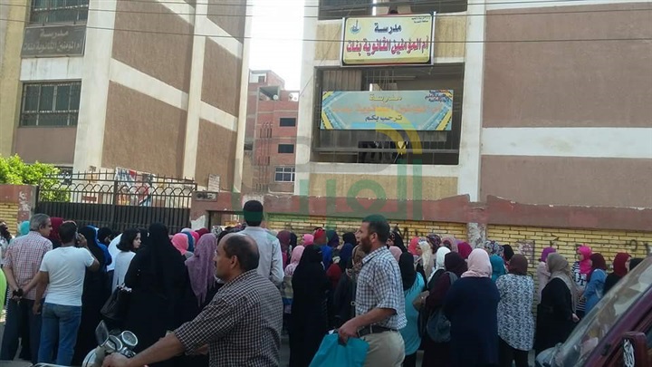بالصور.. بدء اللجان وتوزيع أوراق أسئلة إمتحان الاقتصاد للثانوية العامة بالقليوبية 