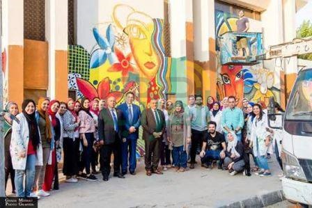 طلاب الفنون التشكيلية بكلية التربية النوعية بجامعة عين شمس ينظمون حملة تجميل لسياج المدينة الجامعية طلاب الفنون التشكيلية بكلية التربية النوعية بجامعة عين شمس ينظمون حملة تجميل لسياج المدينة الجامعية