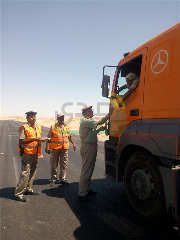 بالصور.. "المرور" توزع إرشادات على قائدى السيارات للحد من الحوادث