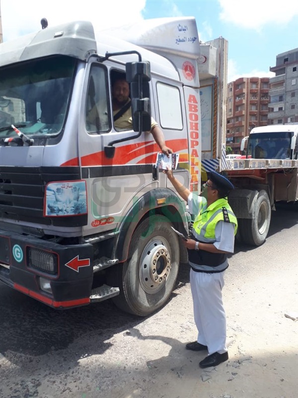 بالصور.. "المرور" توزع إرشادات على قائدى السيارات للحد من الحوادث