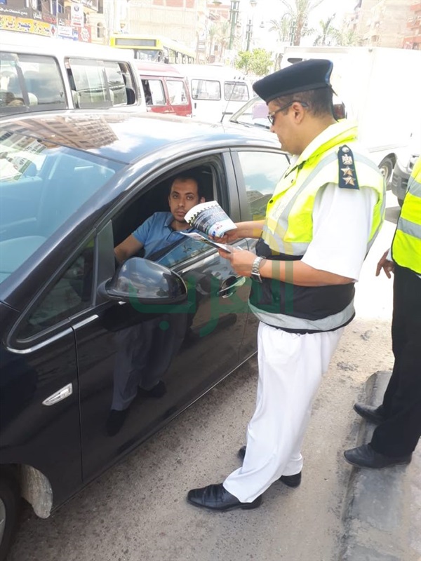 بالصور.. "المرور" توزع إرشادات على قائدى السيارات للحد من الحوادث