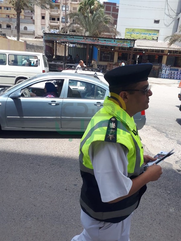 بالصور.. "المرور" توزع إرشادات على قائدى السيارات للحد من الحوادث