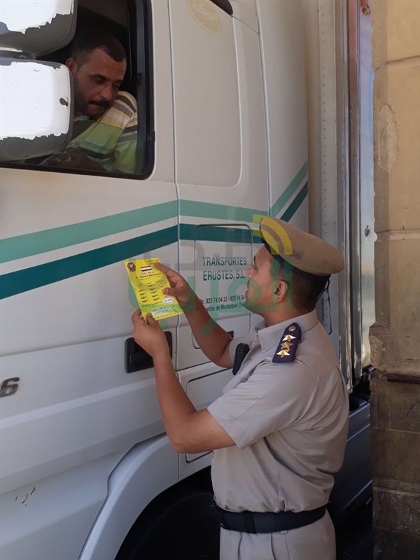 بالصور.. "المرور" توزع إرشادات على قائدى السيارات للحد من الحوادث