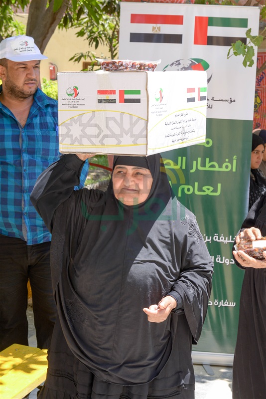 مؤسسة "خليفة بن زايد آل نهيان" توزع أكثر من ثمانية أطنان تمر بالتعاون مع سفارة الدول بالقاهرة