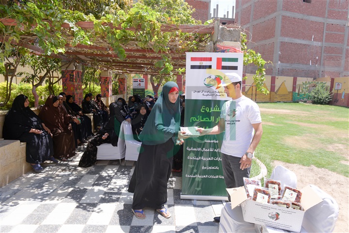 مؤسسة "خليفة بن زايد آل نهيان" توزع أكثر من ثمانية أطنان تمر بالتعاون مع سفارة الدول بالقاهرة