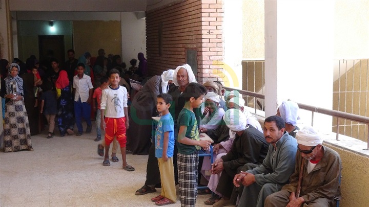 "جامعة المنيا" تطلق قافلتها الخدمية خلال شهر رمضان لقرية "الكوم الحمر"