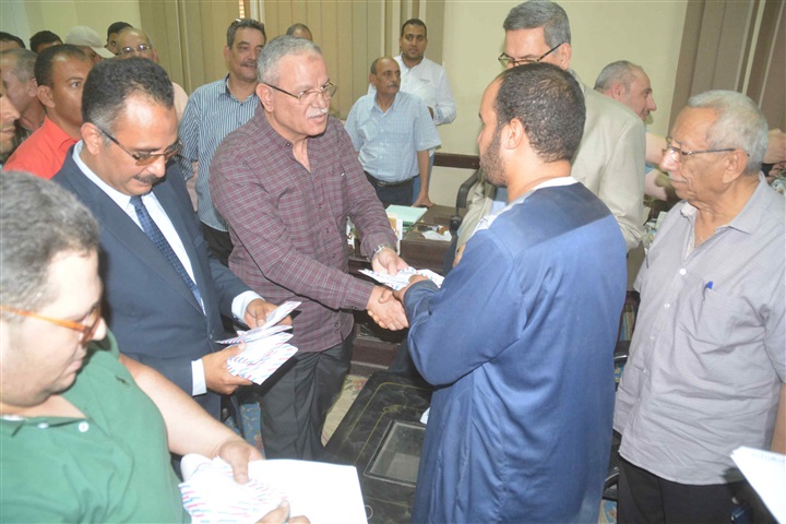 محافظ المنيا يسلم مساعدات مادية وعينيه لأسر المنازل الثلاثة المنهارة في مغاغة