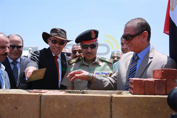 محافظ كفر الشيخ والسفير الأسترالي يضعان حجر الأساس لمصنع الرمال السوداء 