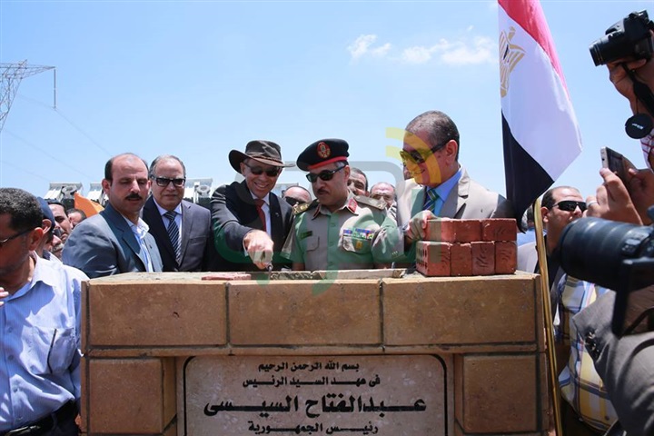 محافظ كفر الشيخ والسفير الأسترالي يضعان حجر الأساس لمصنع الرمال السوداء 