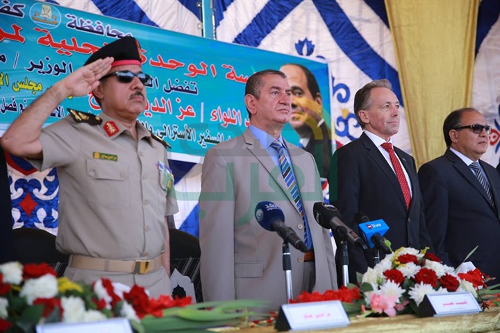 محافظ كفر الشيخ والسفير الأسترالي يضعان حجر الأساس لمصنع الرمال السوداء 