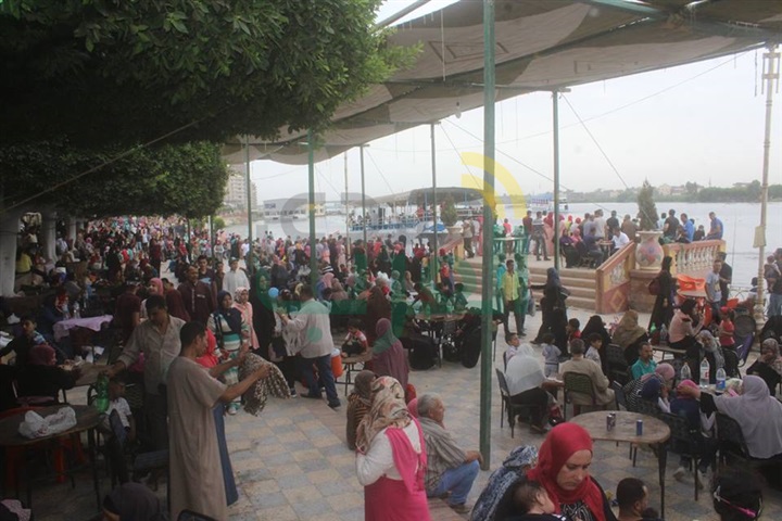 بالصور..مواطنو كفر الشيخ ارتدوا ثوب «الفرح» بالحدائق والمنتزهات و«مصيف بلطيم» إجتاز أول إختبار«صيفي»