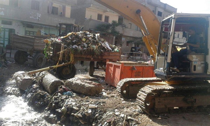 بالصور.. تطهير بحر بيلا من النفايات والحيوانات النافقة