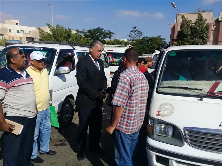 اللواء عقل يقوم بجولة ميدانية لمتابعة الالتزام بالتعريفة الجديدة لسيارات الأجرة بموقف برج العرب 