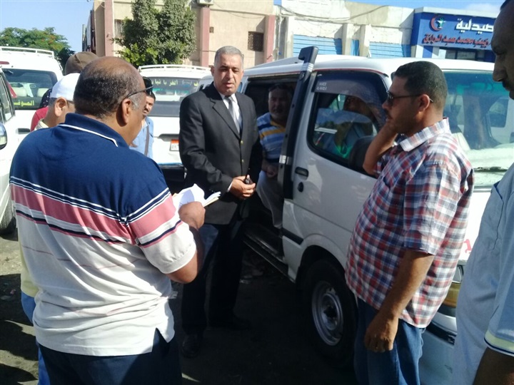 اللواء عقل يقوم بجولة ميدانية لمتابعة الالتزام بالتعريفة الجديدة لسيارات الأجرة بموقف برج العرب 