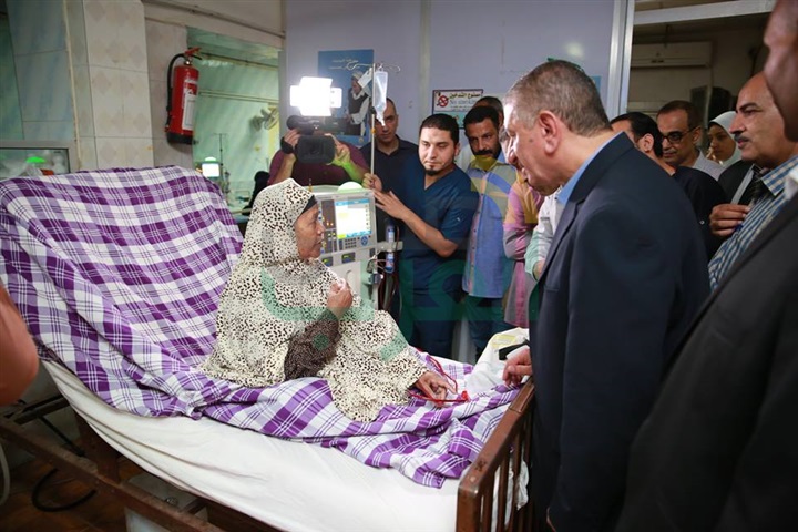 بالصور.. محافظ كفر الشيخ يمنح وثيقة "أمان" للمرضي غير القادرين بالمستشفي العام