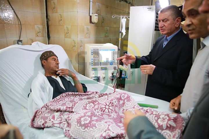 بالصور.. محافظ كفر الشيخ يمنح وثيقة "أمان" للمرضي غير القادرين بالمستشفي العام