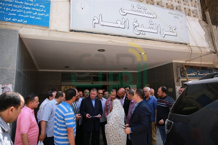بالصور.. محافظ كفر الشيخ يمنح وثيقة "أمان" للمرضي غير القادرين بالمستشفي العام