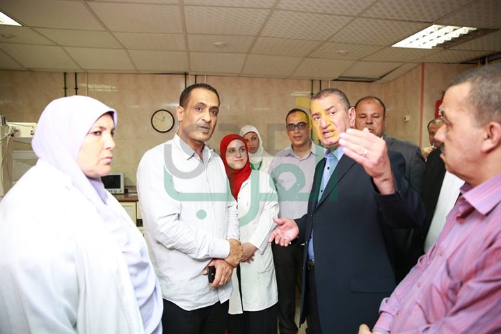 بالصور.. محافظ كفر الشيخ يمنح وثيقة "أمان" للمرضي غير القادرين بالمستشفي العام