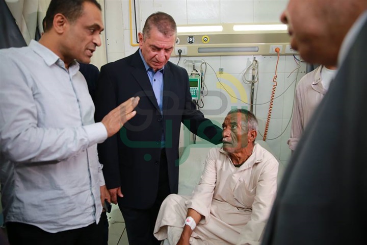 بالصور.. محافظ كفر الشيخ يمنح وثيقة "أمان" للمرضي غير القادرين بالمستشفي العام