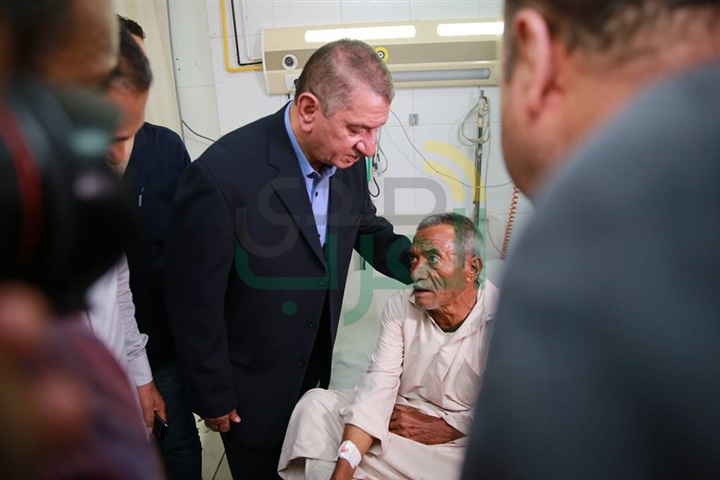 بالصور.. محافظ كفر الشيخ يمنح وثيقة "أمان" للمرضي غير القادرين بالمستشفي العام