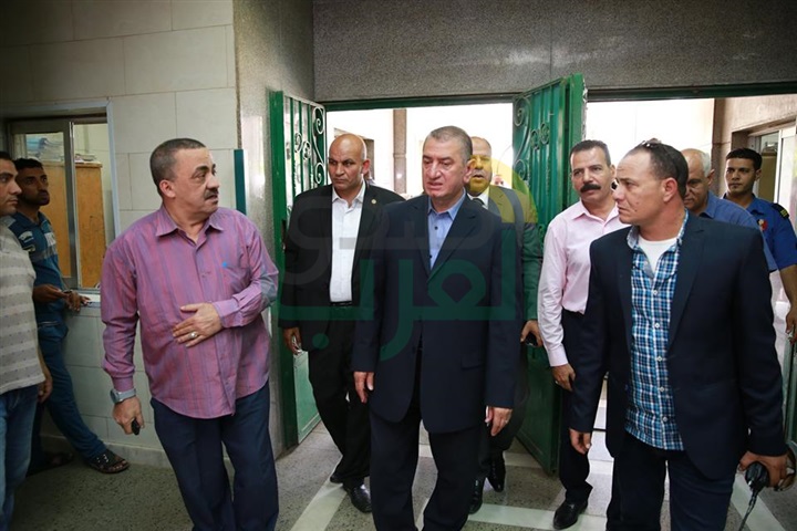 بالصور.. محافظ كفر الشيخ يمنح وثيقة "أمان" للمرضي غير القادرين بالمستشفي العام