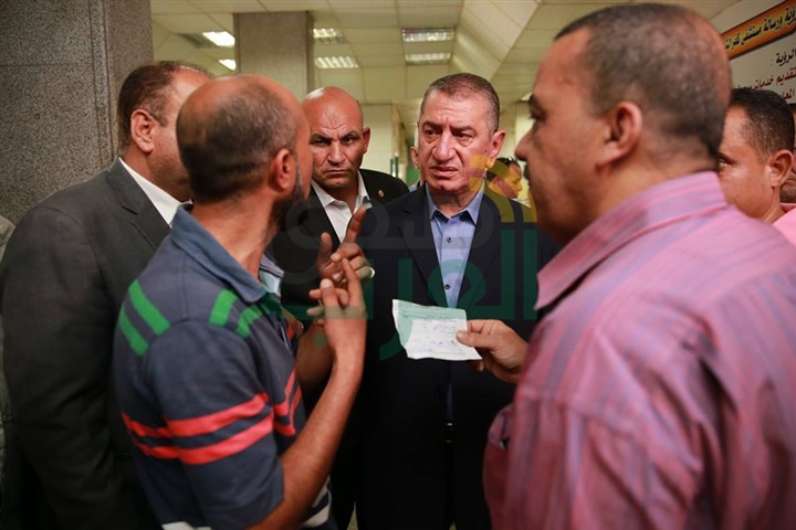 بالصور.. محافظ كفر الشيخ يمنح وثيقة "أمان" للمرضي غير القادرين بالمستشفي العام