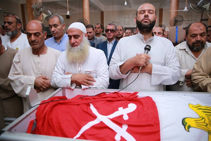 بالصور.. محافظ كفر الشيخ يتقدم مشيعين شهيد الواجب بالزعفران