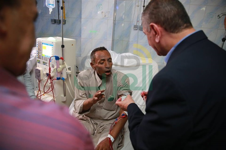 بالصور.. محافظ كفر الشيخ يمنح وثيقة "أمان" للمرضي غير القادرين بالمستشفي العام