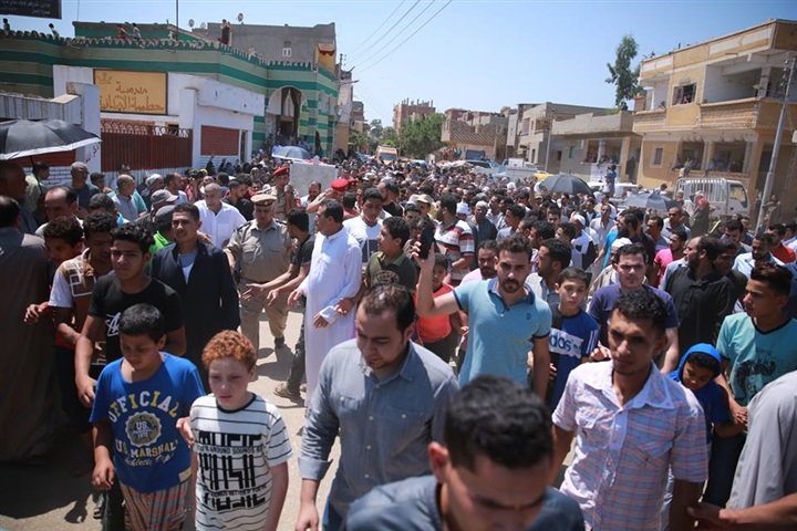 بالصور.. محافظ كفر الشيخ يتقدم مشيعين شهيد الواجب بالزعفران
