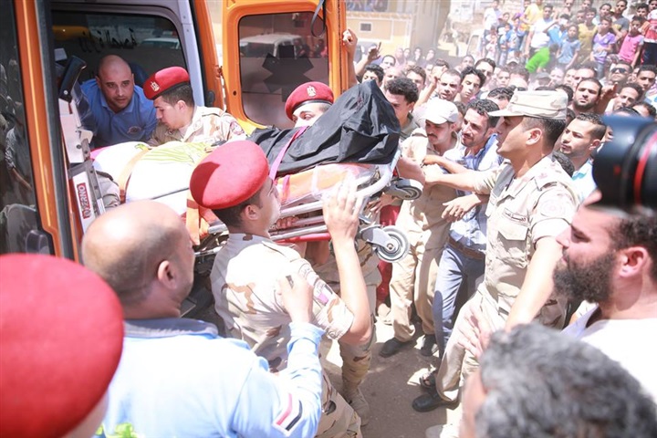 بالصور.. محافظ كفر الشيخ يتقدم مشيعين شهيد الواجب بالزعفران