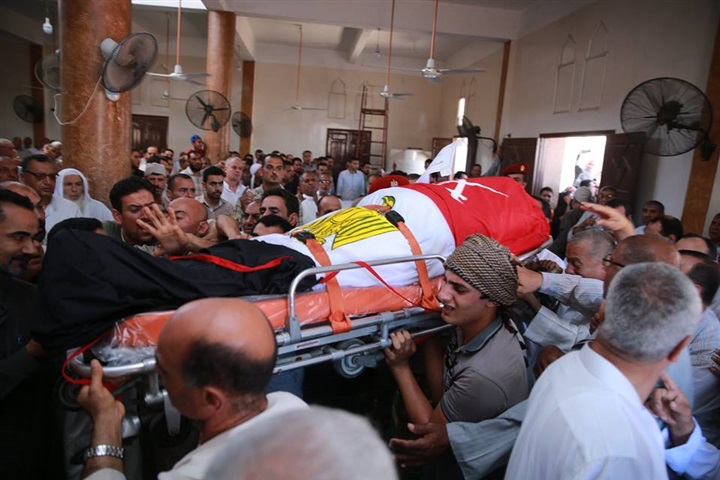 بالصور.. محافظ كفر الشيخ يتقدم مشيعين شهيد الواجب بالزعفران