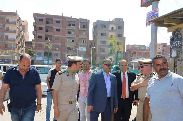 بالصور.. محافظ كفر الشيخ يواصل جولاته للاطمئنان على التزام السائقين بالتعريفة الجديدة