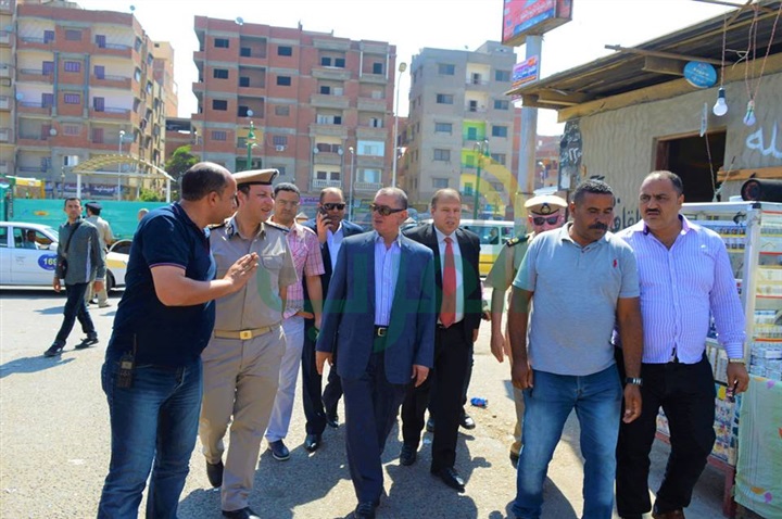 بالصور.. محافظ كفر الشيخ يواصل جولاته للاطمئنان على التزام السائقين بالتعريفة الجديدة