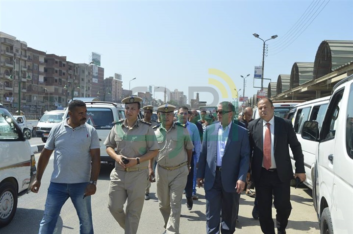 بالصور.. محافظ كفر الشيخ يواصل جولاته للاطمئنان على التزام السائقين بالتعريفة الجديدة